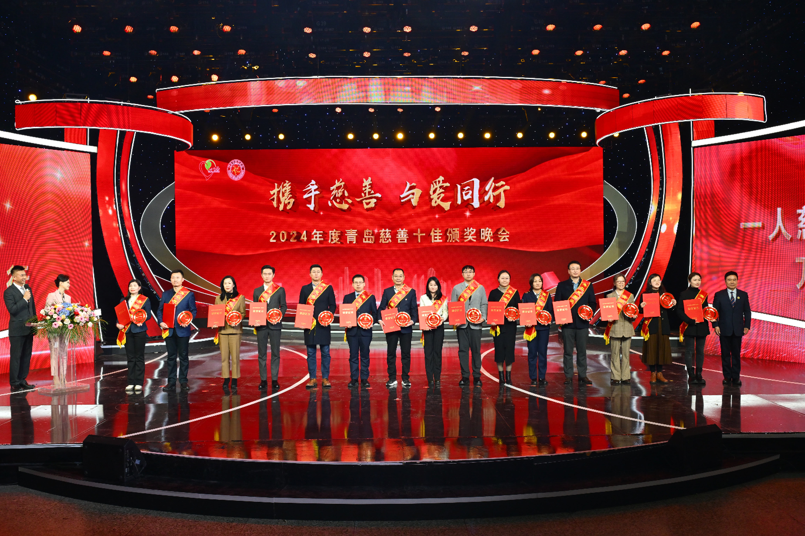 2024慈善愛心獎領獎.jpg
